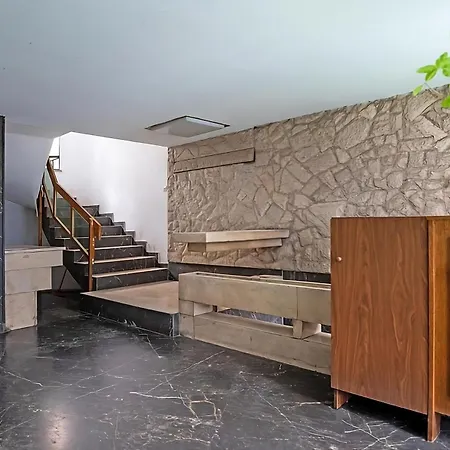 Entire Apt, 3rd Floor, 1 Bedroom *