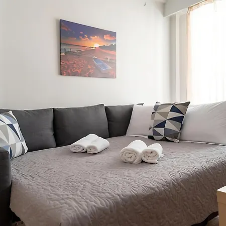 Entire Apt, 3rd Floor, 1 Bedroom *