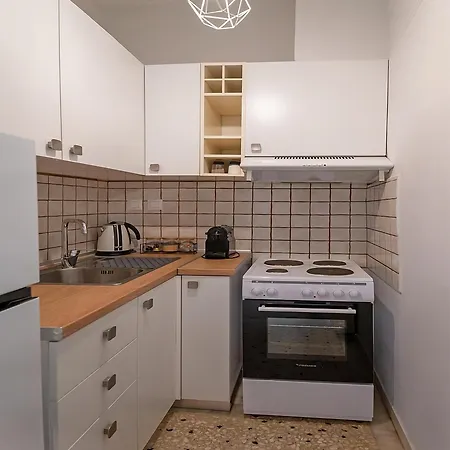 Entire Apt, 3rd Floor, 1 Bedroom דירה אתונה