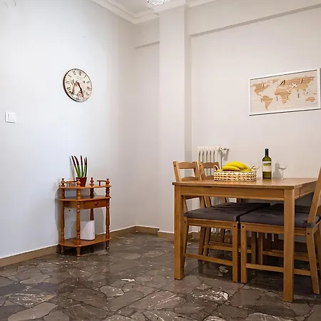 Entire Apt, 3rd Floor, 1 Bedroom דירה *